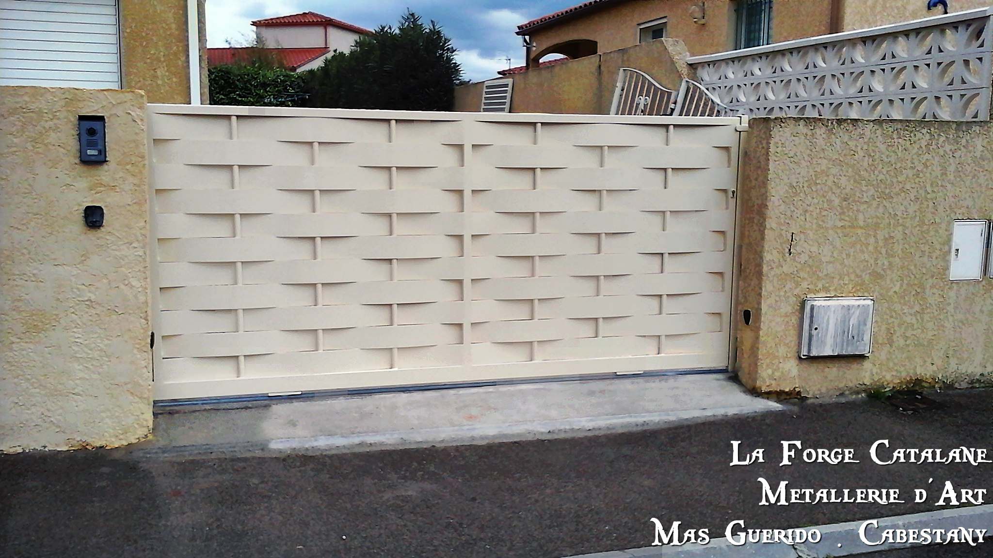 Portail vannerie avec tubes intercalaires effet lame tressee forge catalane.jpg